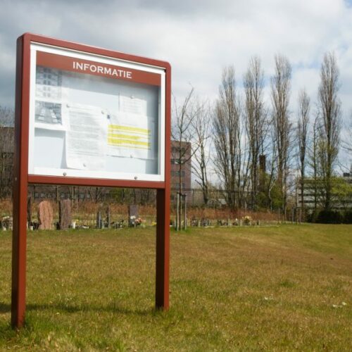 Vrijstaande informatieborden 33 Enkelzijdige vitrine - informatiebord gecoat in een rode ral kleur.